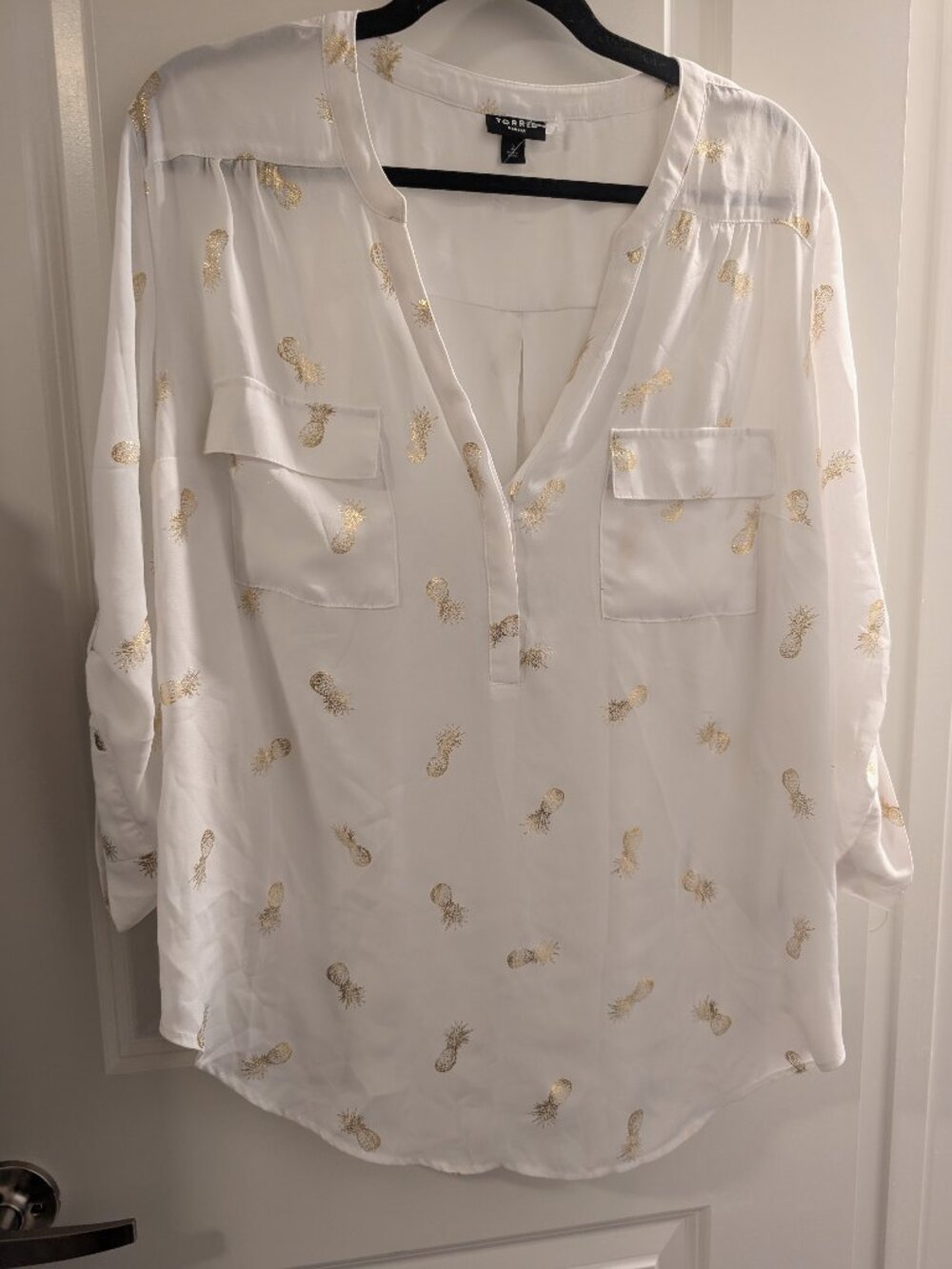 Torrid Womens Blouse White With Gold Pineapples Roll Up Tab Sleeves Size 2